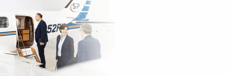 Ein Team von M&A-Experten besteigt ein Flugzeug